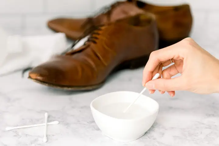 4/ Xử lý giày da bị rách hoặc có trầy xước cào nhỏ 4/ Xử lý giày da bị rách hoặc có trầy xước cào nhỏ