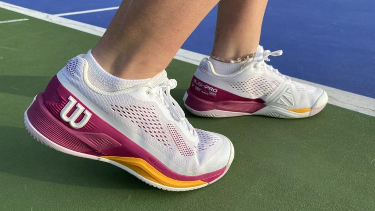 Người chơi di chuyển nhanh trên sân với giày Wilson thoáng khí