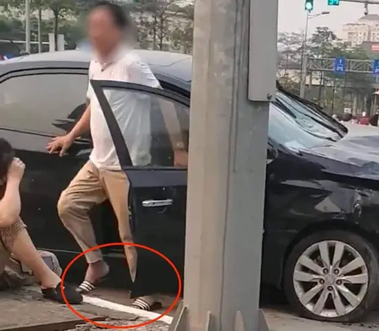 Co nen cam dep le, giay cao got khi dieu khien phuong tien giao thong? - Hinh anh 1