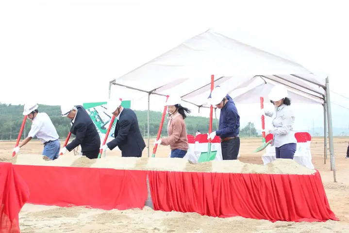 Công ty TNHH PROPERWELL Việt Nam là doanh nghiệp 100% vốn đầu tư nước ngoài được thành lập vào tháng 6 năm 2015 đóng tại KCN VSIP Quảng Ngãi, chuyên sản xuất giày nữ xuất khẩu theo đơn đặt hàng của nhiều thương hiệu giày cao cấp trên thế giới.