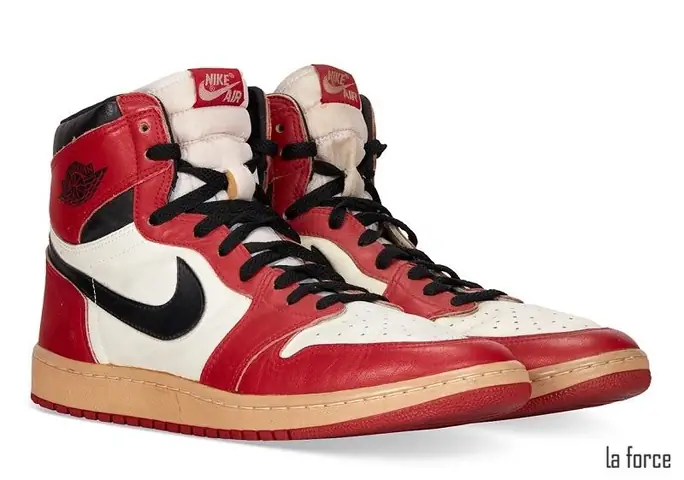 9. Giày Air Jordan Chicago 1985 ($560.000 USD) 9. Giày Air Jordan Chicago 1985 ($560.000 USD)
