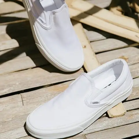 Những Items Màu Trắng Luôn Khiến Các Đối Thủ Khác Phải “dè Chừng” Bởi Độ Tinh Tế, Hợp Mốt Đến “lạ Lùng” Và Luôn Phối Hợp Ăn Ý Với Các Trang Phục Khác. Giày Vans Lười Trắng Là Một Trong Số Những Vũ Khí Bí Mật Của Các Chàng Trai, Cô Gái Khi Muốn Chứng Tỏ Sức Hút Của Mình. Bỏ Qua Những Ái Ngại Về Tone Màu Sáng Này, Thực Tế Những Đôi Vans Lười Trắng Luôn Được Ưa Chuộng Bởi Độ Phù Hợp Với Mọi Môi Trường Từ Công Sở, Trường Học Đến Các Điểm Vui Chơi, Giải Trí. Mẫu Giày Hữu Dụng Sẽ Tiếp Thêm Sức Mạnh Cho Bạn Thăng Hoa Hơn Trong Bất Kỳ Hoạt Động Nào. Không Tin Thì Hãy Kiểm Chứng Nhé!