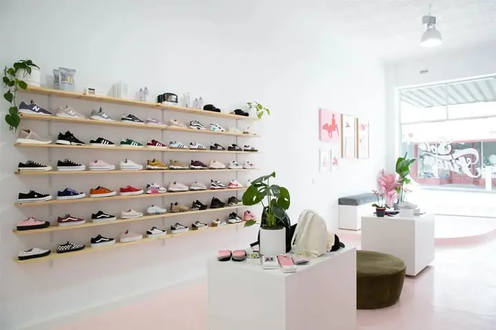 1.1 Trang trí shop giày dép theo đối tượng khách hàng