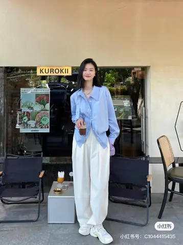 Quần trắng mặc với áo sơ mi cổ nhọn