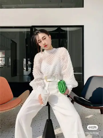 Mix cùng áo kiểu sành điệu