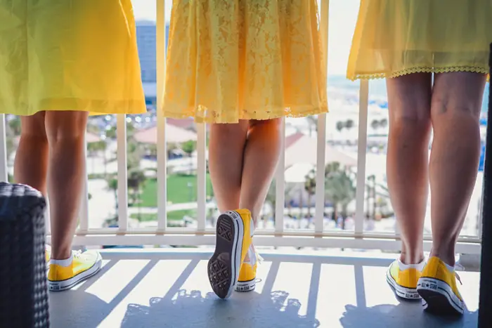 Giày Converse vàng phối đồ - mảnh ghép hoàn hảo cho chị em