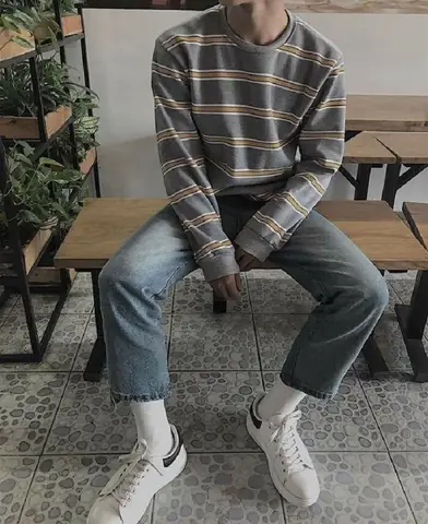 6. Phối giày trắng cùng áo Sweater