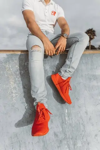 Giày Đỏ + Áo Thun Trắng + Quần Jeans Giày Đỏ + Áo Thun Trắng + Quần Jeans