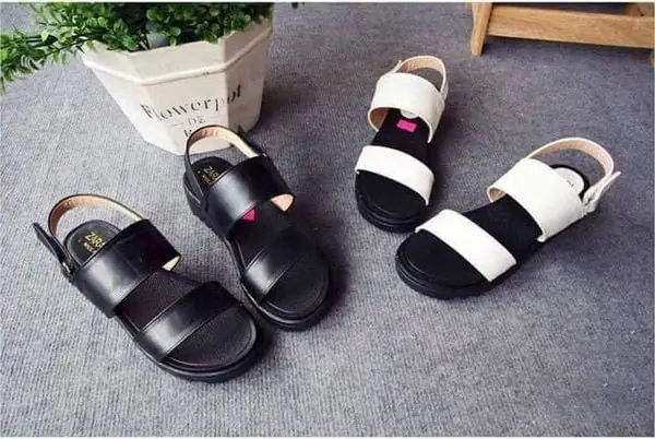 2. Kết hợp quần ống rộng với giày sandal 2. Kết hợp quần ống rộng với giày sandal