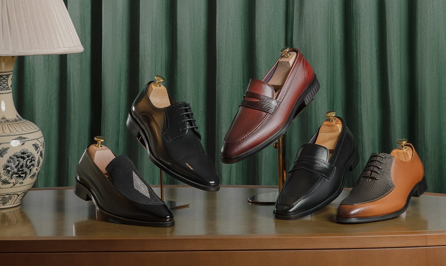 Quy trình bảo dưỡng giày da, bao gồm đánh xi và sử dụng shoe tree