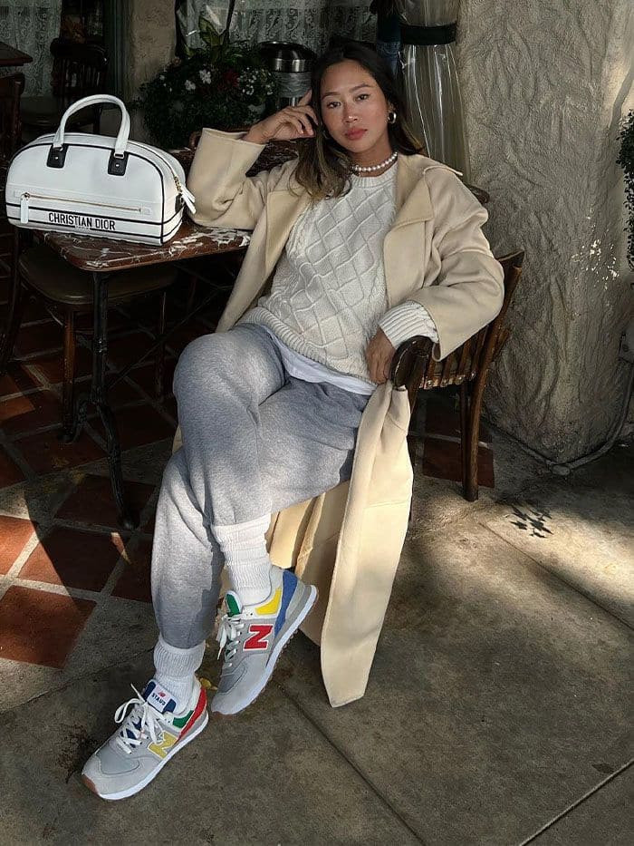 Set đồ Vintage Retro phối cùng sneaker mang lại vẻ ngoài cổ điển nhưng không kém phần thời thượng