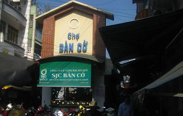 1. Chợ Bàn Cờ – Quận 3 – Đa phần là giày si hàng hiệu