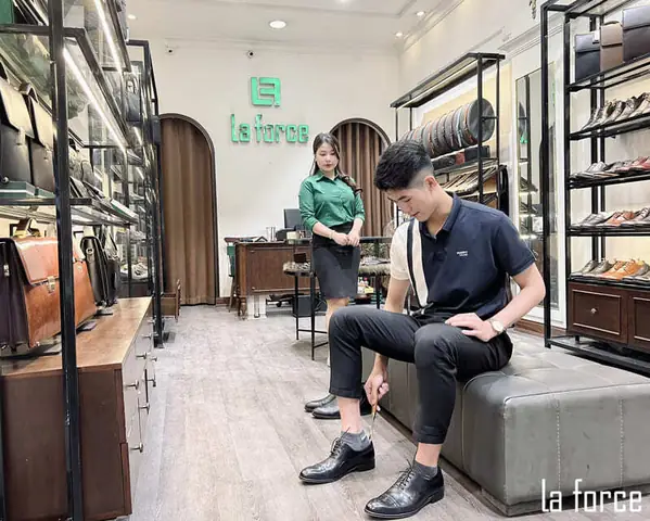3. Đến cửa hàng thử giày trực tiếp 3. Đến cửa hàng thử giày trực tiếp