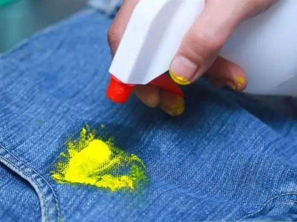 Cách Tẩy Màu Nước Trên Quần Áo Bằng Keo Xịt Tóc Và Nước Rửa Kính Cách Tẩy Màu Nước Trên Quần Áo Bằng Keo Xịt Tóc Và Nước Rửa Kính