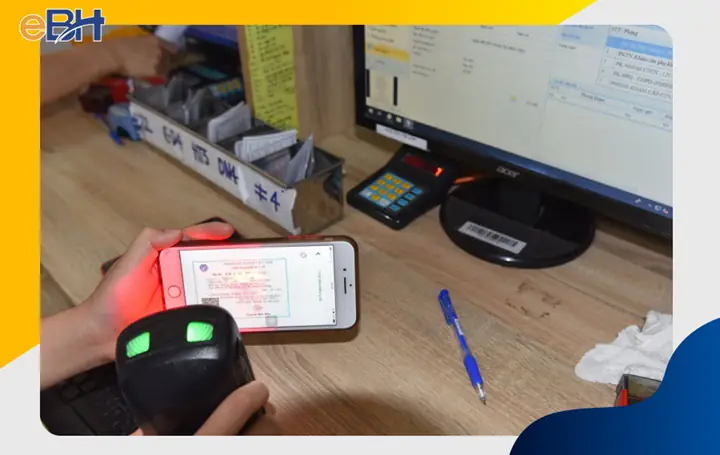 Nhân viên y tế thực hiện quét mã QR của thẻ BHYT trên VssID