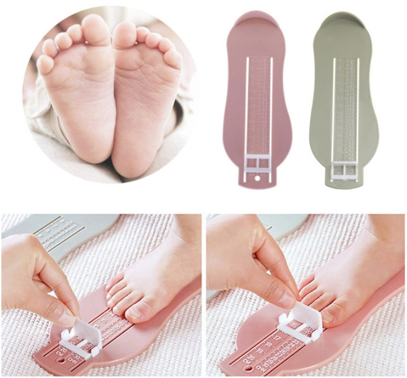 Thao tác đo kích cỡ chân cho trẻ nhỏ cần sự cẩn thận và dụng cụ hỗ trợ