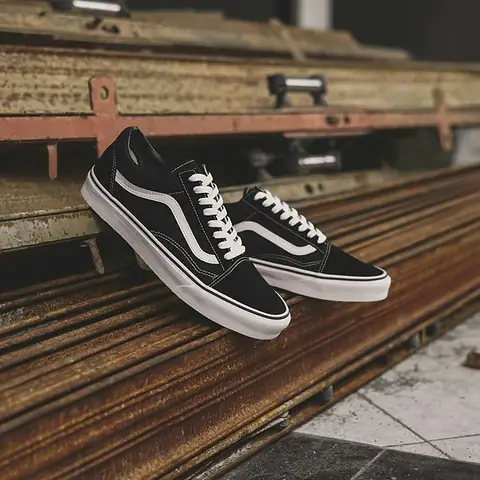 Được mệnh danh là “ông vua” của làng giày trượt ván, Vans luôn cố gắng chứng tỏ bản thân mình bằng những sản phẩm chất lượng, đáp ứng nhu cầu ngày một khắt khe của người tiêu dùng. Bên cạnh những BST mới được ra mắt theo mùa, các dòng Classic vẫn có chỗ đứng riêng trong lòng các Vanslover. Là những đầu giày best-seller của hãng, giày Vans Classic Black And White luôn được restock liên tục trên thị trường quốc tế nhưng vẫn không tránh khỏi tình trạng cháy hàng tại nhiều khu vực. Chỉ chừng đó đã đủ thấy sức hút khó cưỡng lại của những dòng giày cổ điển quen thuộc. Ngay sau đây, chúng ta sẽ cùng điểm qua một số mẫu giày Vans Classic Black AndWhitemà có thể bạn đã hoặc chưa biết nhưng vẫn đang tiếp tục làm mưa làm gió từng ngày trên kệ hàng của Vans.