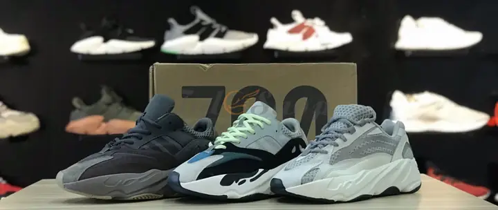 Phong Cách Thiết Kế Củagiày Yeezy 700 Boosthoàn Toàn Khác Biệt So Với Dòng Giày Yeezy 350 Vừa Ra Mắt Trước Đó. Với Những Đường Cắt Mạnh Mẽ, Sự Phối Hợp Màu Sắc Tinh Tế Đã Tạo Nên Sức Hút Kỳ Lạ Dành Cho Dòng Sản Phẩm Này. Phong Cách Thiết Kế Củagiày Yeezy 700 Boosthoàn Toàn Khác Biệt So Với Dòng Giày Yeezy 350 Vừa Ra Mắt Trước Đó. Với Những Đường Cắt Mạnh Mẽ, Sự Phối Hợp Màu Sắc Tinh Tế Đã Tạo Nên Sức Hút Kỳ Lạ Dành Cho Dòng Sản Phẩm Này.