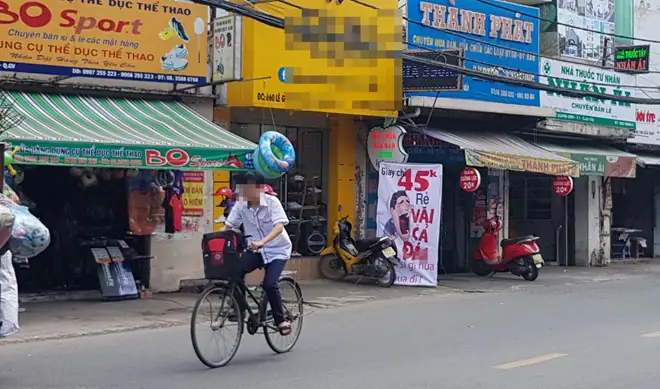 Sử dụng ngôn từ hết sức tục tĩu nhưng quản lý hiệu giày cho biết đây là những câu nói mà sinh viên hay nói vui với nhau, là ngôn ngữ nói... bình thường nên đưa lên bảng quảng cáo!!!! Sử dụng ngôn từ hết sức tục tĩu nhưng quản lý hiệu giày cho biết đây là những câu nói mà sinh viên hay nói vui với nhau, là ngôn ngữ nói... bình thường nên đưa lên bảng quảng cáo!!!!