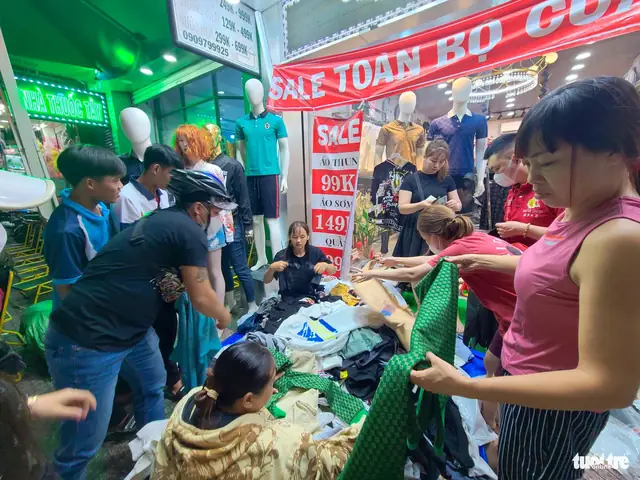 Áo sơ mi, áo thun, quần jeans được đổ đống ra vỉa hè, giá chỉ từ 99.000 - 149.000 đồng - Ảnh: NHẬT XUÂN Áo sơ mi, áo thun, quần jeans được đổ đống ra vỉa hè, giá chỉ từ 99.000 - 149.000 đồng - Ảnh: NHẬT XUÂN