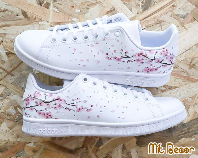 Vẽ giày thể thao với họa tiết hoa đào nghệ thuật