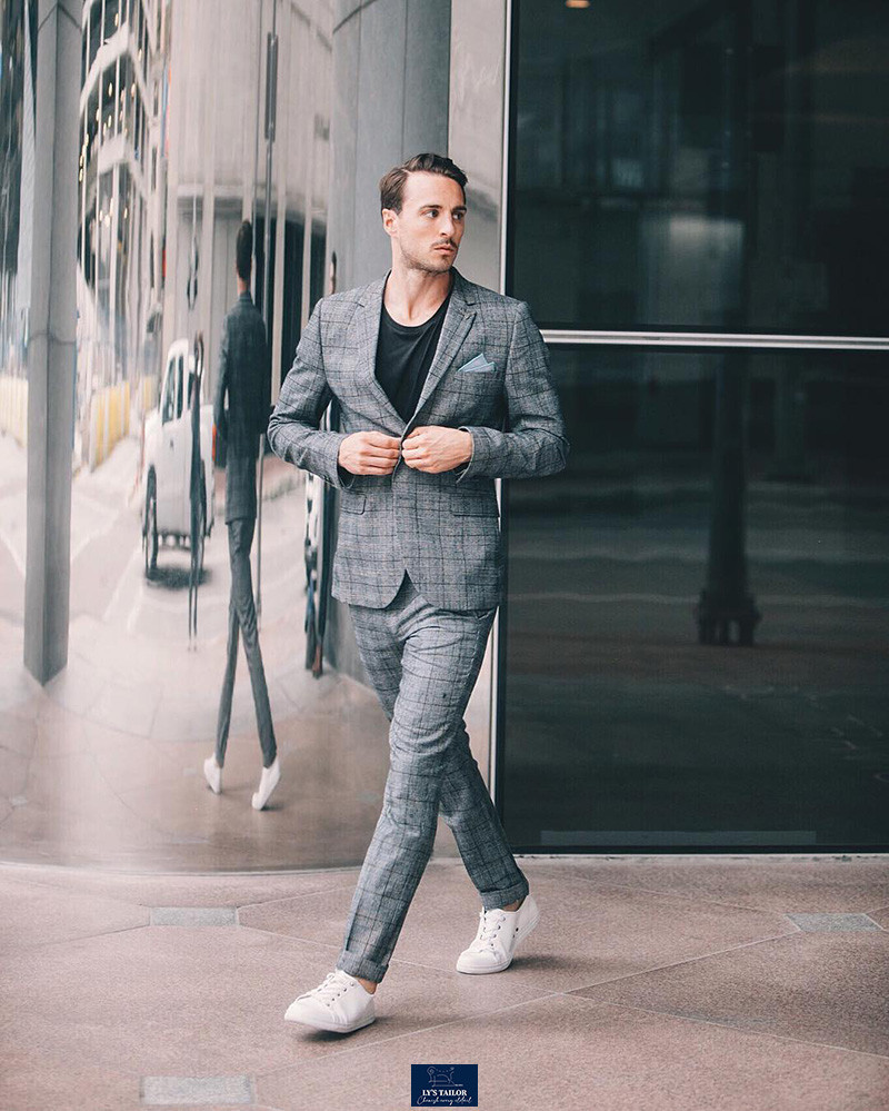 Vest xám rất linh hoạt và dễ dàng kết hợp với nhiều màu sneaker khác nhau