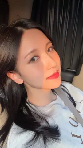 Vì Sao Mina Twice Lại Đi Giày Trong Twiceland